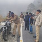 भवाली–भीमताल बाईपास पर खाई में मिली लावारिस बाइक, जांच में जुटी पुलिस
