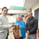 पत्रकार जगदीश चंद्र तिवारी के आश्रित को 5 लाख की सहायता, कुमाऊँ आयुक्त ने सौंपा डिमांड ड्राफ्ट