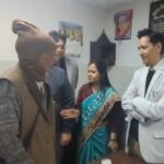 आयुष्मान कार्ड पर इलाज से इनकार,  बुजुर्ग ने फर्राटेदार अंग्रेजी में कुमाऊं कमिश्नर दीपक रावत को सुनाई आपबीती