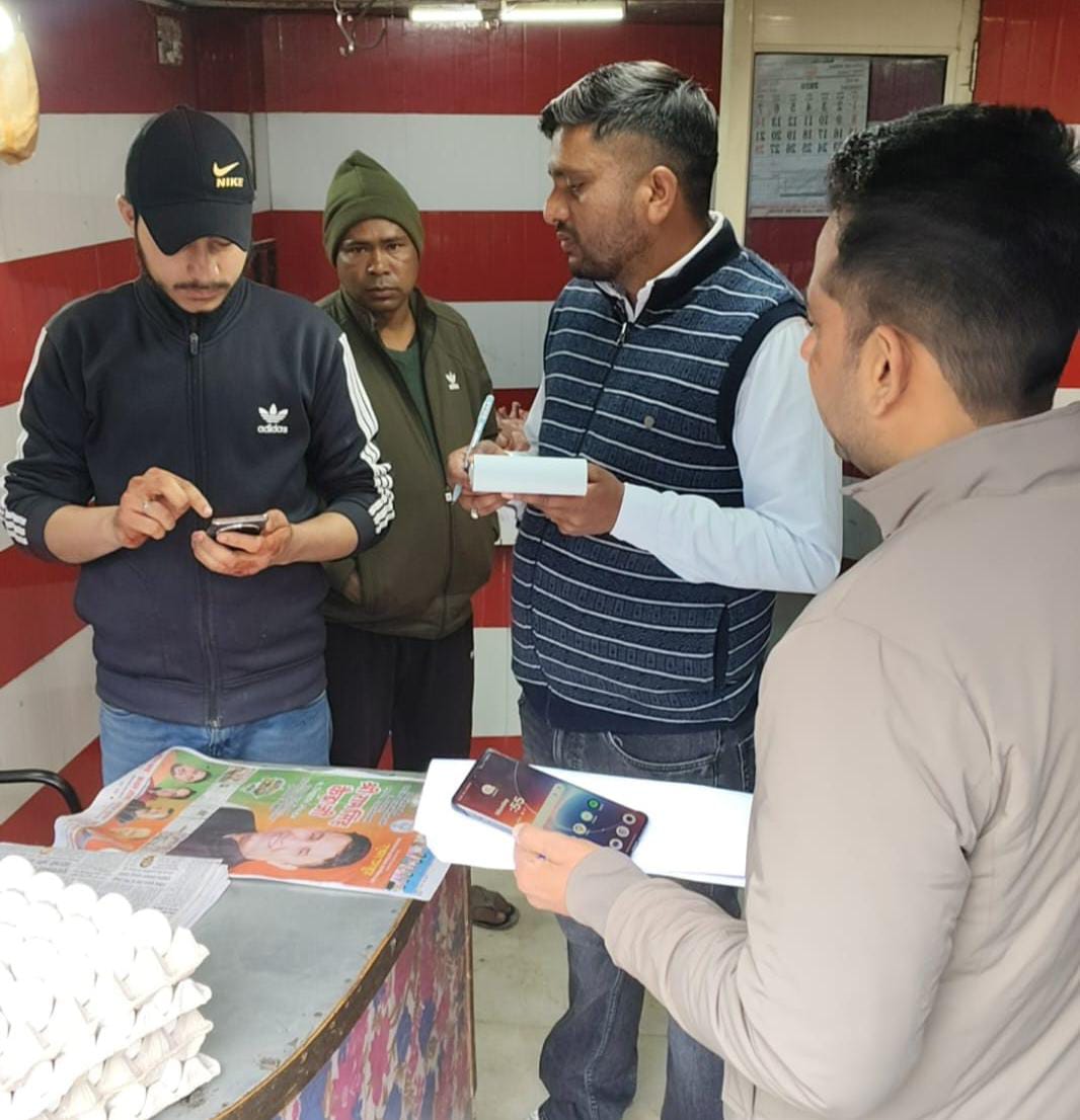 नैनीताल में नगर पालिका की छापेमारी, गंदगी मिलने पर चिकन मीट दुकानदारों के चालान