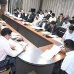 राजस्व वसूली में लाएं तेजी, बड़े बकायेदारों पर करें कार्रवाई: जिलाधिकारी ललित मोहन रयाल