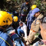 नैनीताल : गहरी खाई में समाई  कार, पुलिस-SDRF ने चलाया रेस्क्यू ऑपरेशन