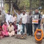 हल्द्वानी में गैस किल्लत पर फूटा गुस्सा, चूल्हा जलाकर कांग्रेस का प्रदर्शन