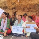 नैनीताल : घटगढ़ में शराब की दुकान के विरोध में महिलाओं का उग्र प्रदर्शन, “मधुशाला नहीं पाठशाला चाहिए” के लगे नारे