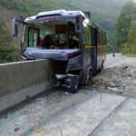 भवाली-अल्मोड़ा हाईवे पर बड़ा हादसा: सैलानियों से भरी बस पैरापिट से टकराई,14 यात्री घायल, पांच गंभीर रेफर