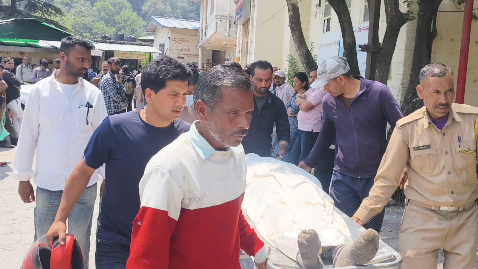 जंगल की आग बुझाते वक्त हादसा: नैनीताल में संविदा कर्मी की खाई में गिरकर मौत, सुरक्षा इंतजामों पर उठे सवाल