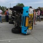 लालकुआं-हल्द्वानी हाईवे पर तेज़ रफ्तार एम्बुलेंस पलटने से मची अफरा-तफरी, बड़ा हादसा टला