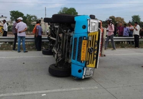 लालकुआं-हल्द्वानी हाईवे पर तेज़ रफ्तार एम्बुलेंस पलटने से मची अफरा-तफरी, बड़ा हादसा टला