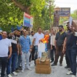 नैनीताल में कांग्रेस का प्रदर्शन, पेट्रोल-डीजल और गैस के बढ़े दामों के खिलाफ फूंका केंद्र सरकार का पुतला