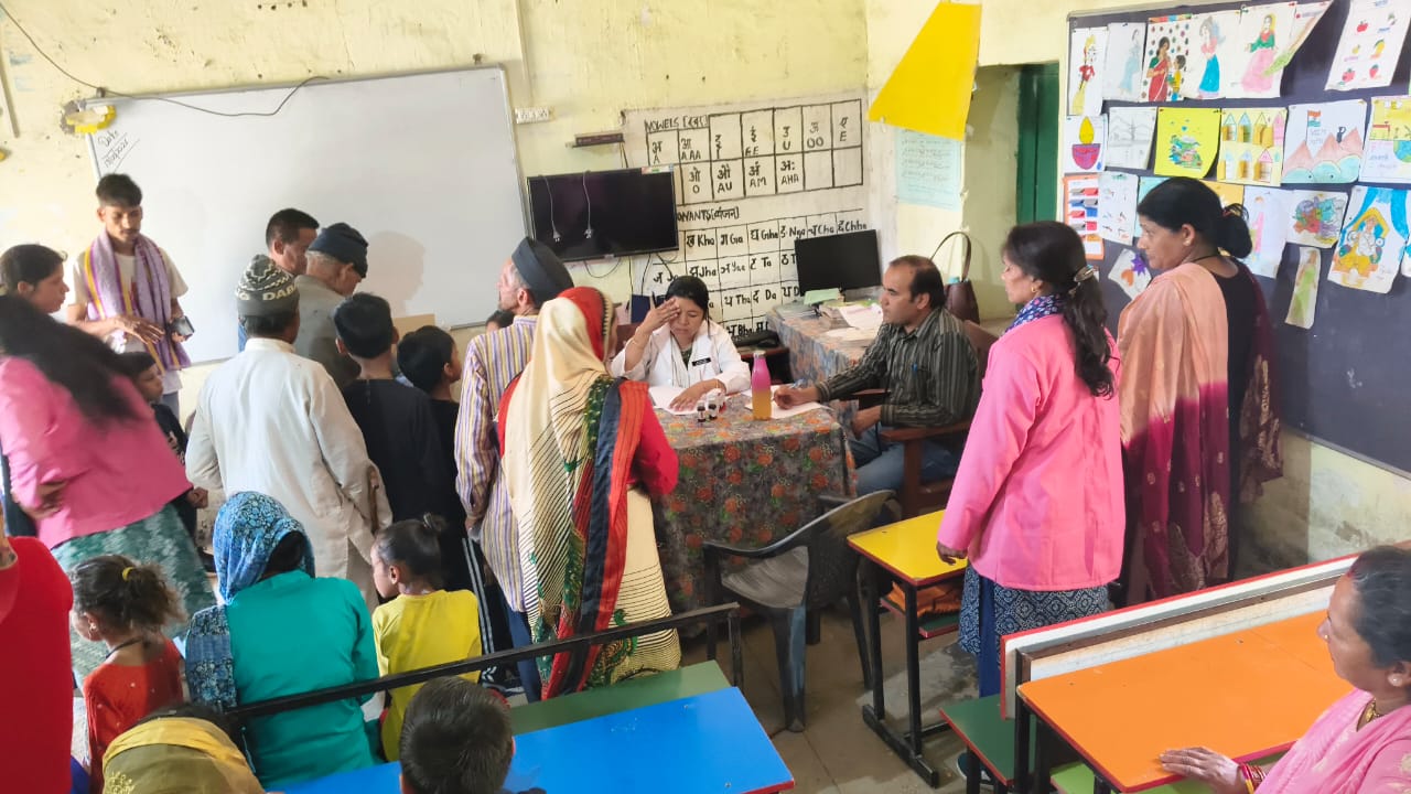 भीमताल : बबियाड में वायरल फीवर का कहर, स्वास्थ्य विभाग ने लगाया मेडिकल कैंप