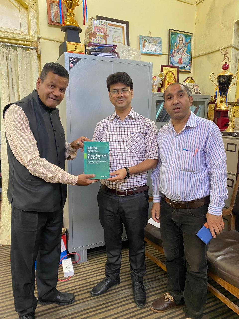 कुमाऊँ विश्वविद्यालय में ‘क्लाइमेट रिस्पोंसिव प्लांट बायोलॉजी’ पुस्तक का लोकार्पण, जलवायु परिवर्तन पर शोध को मिलेगी नई दिशा