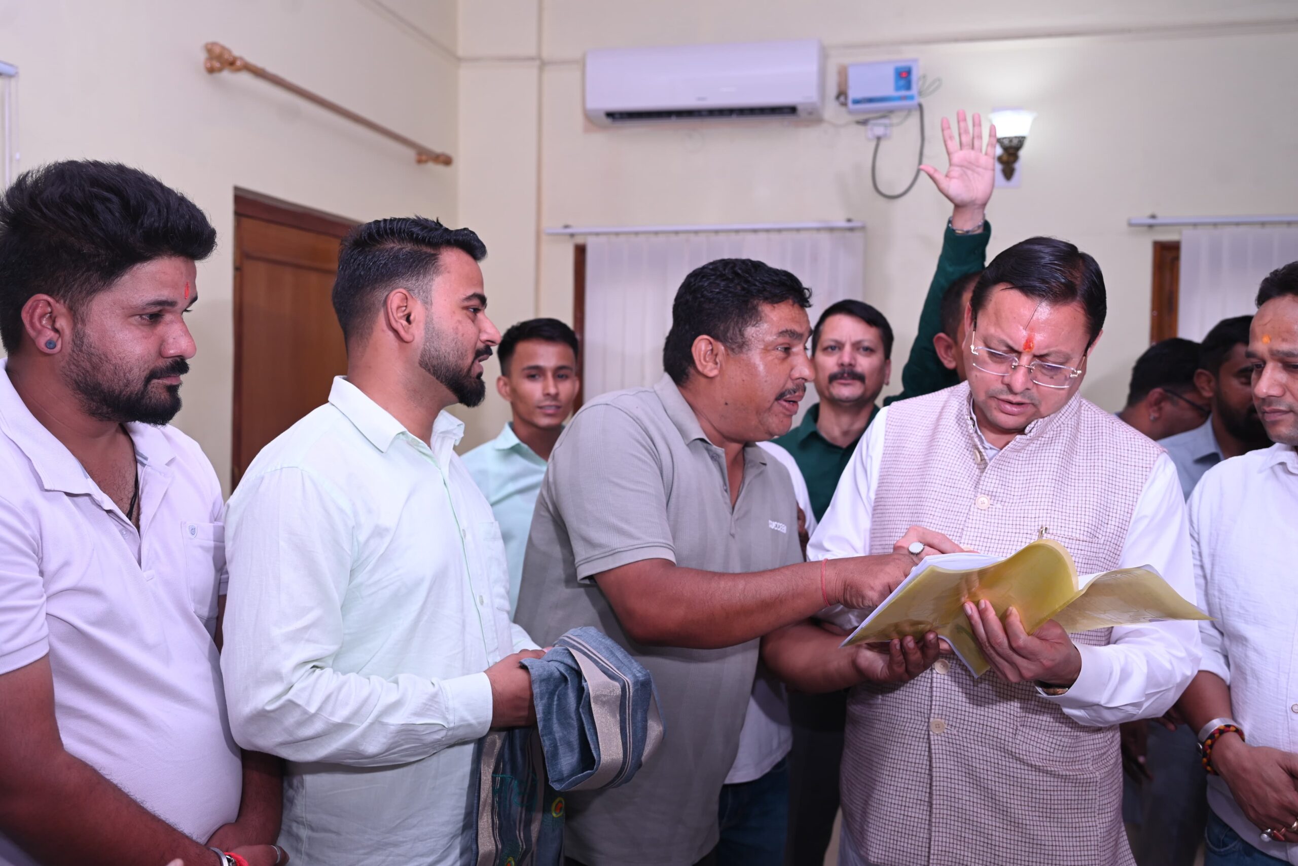 सीएम धामी ने हल्द्वानी में सुनी जनता की समस्याएं, अधिकारियों को दिए त्वरित समाधान के निर्देश