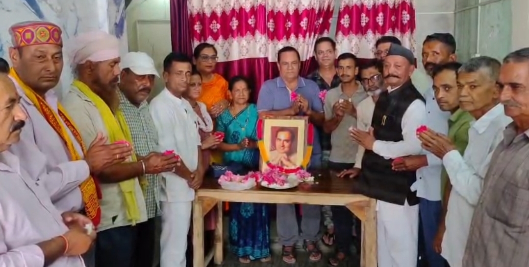 कालाढूंगी : कांग्रेस कार्यकर्ताओं ने मनाई पूर्व प्रधानमंत्री राजीव गांधी की 35वीं पुण्यतिथि