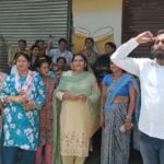 कालाढूंगी में शराब की दुकानों के विरोध में जनता का हंगामा, महिलाओं ने कहा- माहौल हो रहा खराब