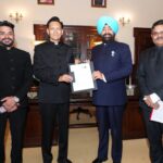 नैनीताल में एसआईआर अभियान शुरू, बीएलओ घर-घर पहुंचाकर बांट रहे गणना फॉर्म