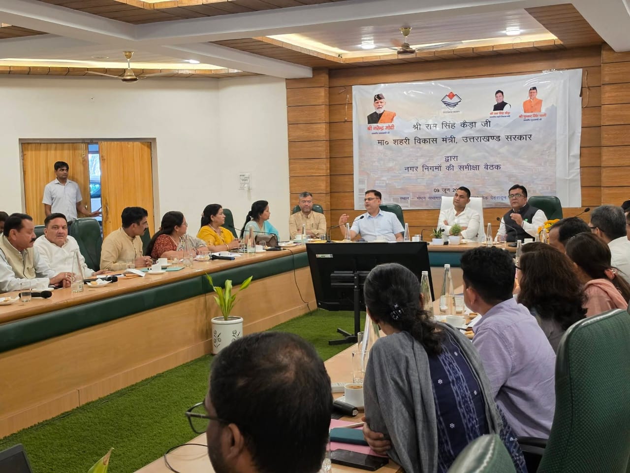 हल्द्वानी के विकास को मिलेगी रफ्तार, महापौर गजराज बिष्ट ने शहरी विकास मंत्री को सौंपे 220 करोड़ के प्रोजेक्ट