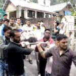 नैनीताल में बड़ा हादसा टला:अनियंत्रित टैंकर ने दो महिलाओं को कुचला, एक की टांग बुरी तरह क्षतिग्रस्त; हायर सेंटर रेफर