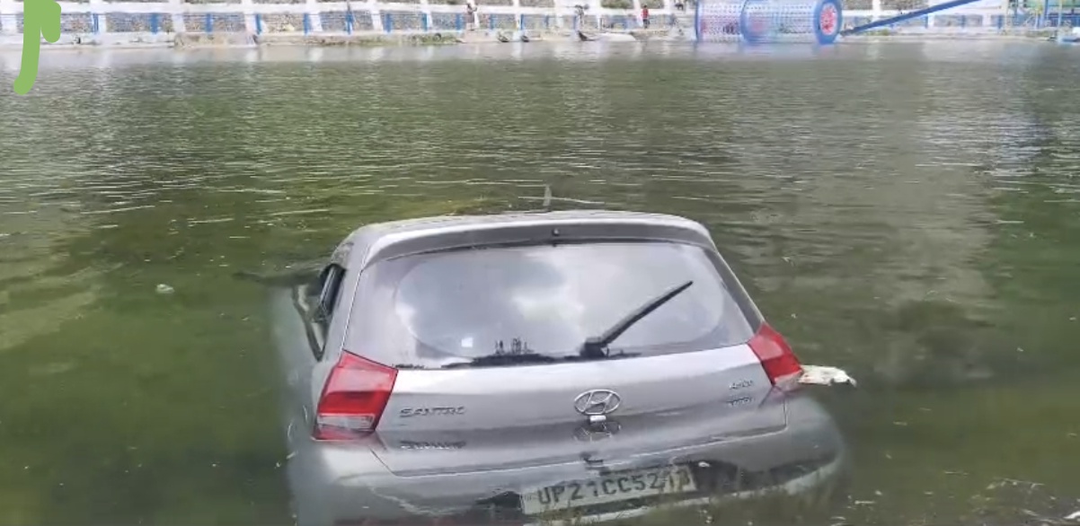 तेज रफ्तार कार सरिताताल झील में गिरी, चार पर्यटक बाल-बाल बचे, वीडियो…