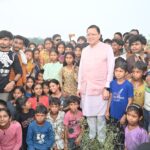 रामनगर में बच्चों के बीच पहुंचे मुख्यमंत्री धामी, बच्चों संग खिंचवाईं तस्वीरें और दिए सफलता के मंत्र,क्षेत्रवासियों की समस्याएं भी सुनीं