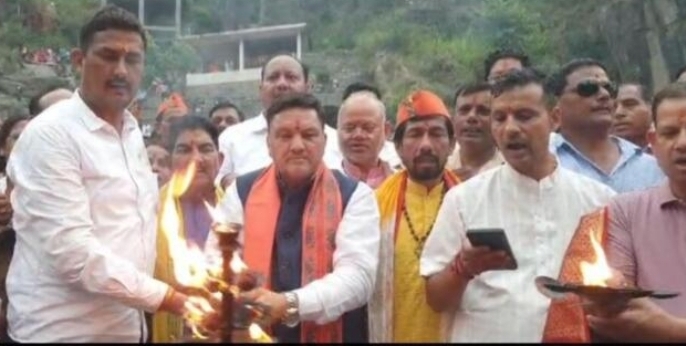 हल्द्वानी: रानीबाग गार्गी तट पर गूंजे भक्ति के स्वर, एक वर्ष पूरा होने पर भव्य आरती, हनुमान चालीसा पाठ और विशाल भंडारा आयोजित