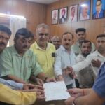 हल्द्वानी  : सीवर लाइन कार्य से उखड़ी सड़कों पर फूटा व्यापारियों का गुस्सा, सिटी मजिस्ट्रेट ने अधिकारियों को लगाई फटकार