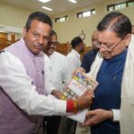 मुख्यमंत्री धामी ने ‘हिमालयन ग्रीन ट्रेजर’ पुस्तक का किया लोकार्पण, उत्तराखंड के उपयोगी पौधों पर आधारित फ्लोरा को बताया ज्ञान का समृद्ध स्रोत