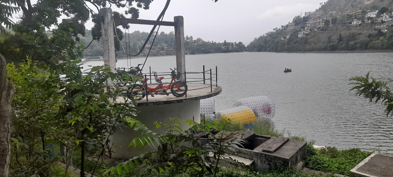 भीमताल झील किनारे सीवर पंप से उठती दुर्गंध बनी बड़ी समस्या, स्थायी समाधान की उठी मांग