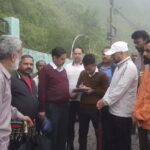नैनीताल के आल्मा कॉटेज में बढ़ा भूधंसाव, एसडीएम ने किया निरीक्षण; सड़क बंद, प्रभावित परिवारों को शिफ्ट करने के निर्देश