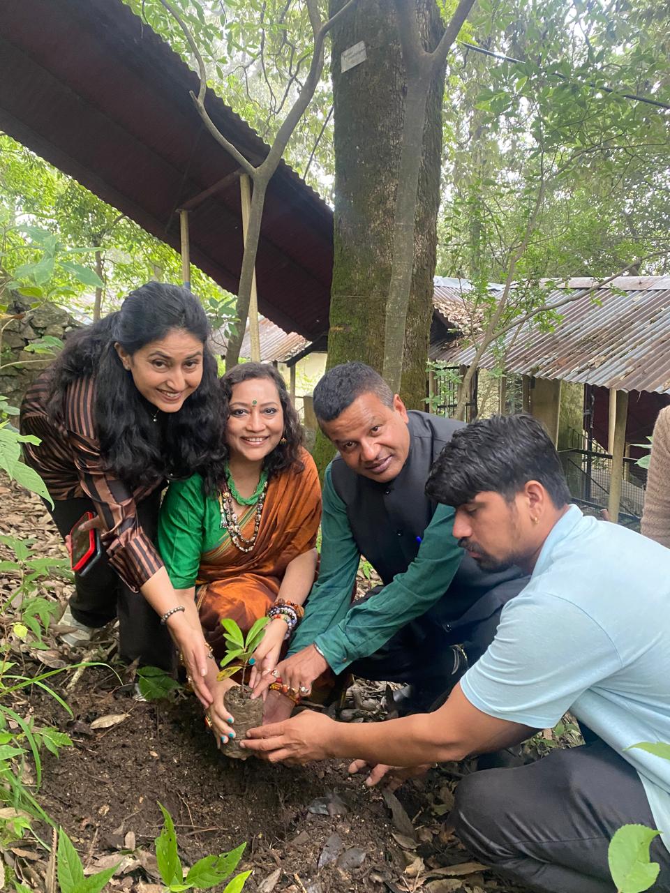 कुमाऊं विश्वविद्यालय के ‘मिशन ग्रीन’ में एलुमनी नंदिता पांडे ने किया पौधारोपण, बोलीं— हरियाली ही जलवायु परिवर्तन से लड़ने का सबसे प्रभावी माध्यम