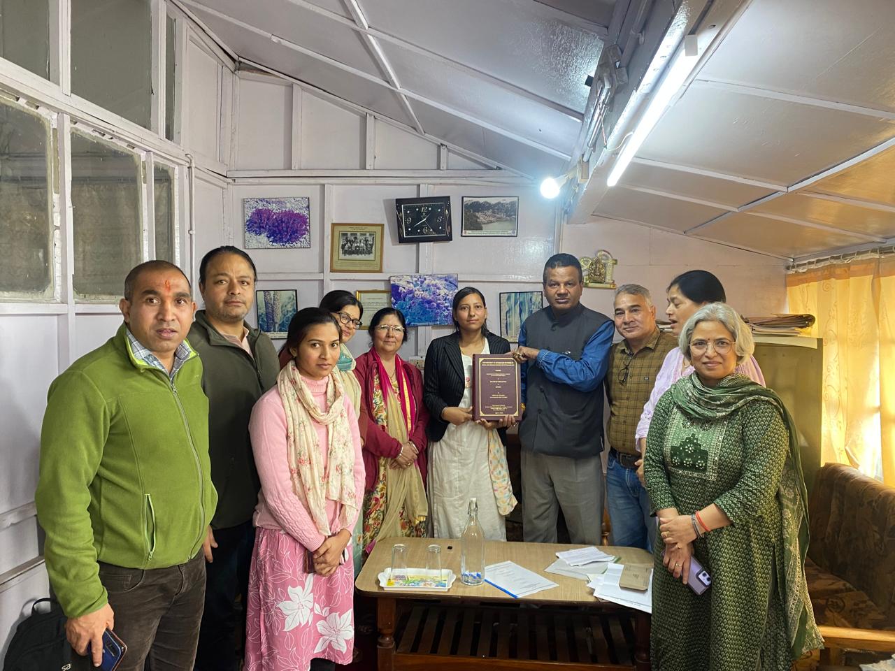 डीएसबी परिसर में शीतल शर्मा ने पीएचडी की अंतिम मौखिक परीक्षा सफलतापूर्वक दी, तराई-भाबर की एस्टेरेसी प्रजातियों पर किया शोध