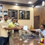 ओखलकांडा के ग्राम प्रधानों ने डीएम को सौंपा ज्ञापन, नेटवर्क, ऑनलाइन हाजिरी और ग्राम पंचायतों के अधिकार बढ़ाने समेत उठाईं कई मांगें