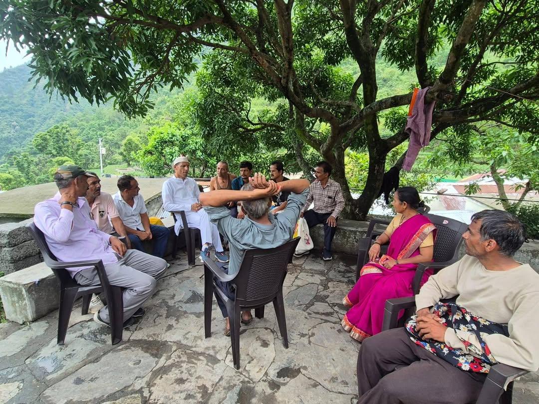 राज्य आंदोलनकारी हरीश पनेरू ने किया पिनरो बानना गांव का भ्रमण, ग्रामीणों की समस्याएं सुनकर समाधान का दिया भरोसा