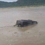 रील के चक्कर में उफनती गंगा में उतारी थार, बीच धारा में फंसा चालक; रेस्क्यू के बाद बची जान