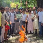 दिल्ली में छात्रों पर कथित लाठीचार्ज के विरोध में हल्द्वानी में कांग्रेस का प्रदर्शन, शिक्षा मंत्री धर्मेंद्र प्रधान का फूंका पुतला