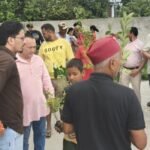 पेड़ लगाओ, पॉलीथीन हटाओ, धरती बचाओ अभियान: हल्दूचौड़ में ग्रामीणों को बांटे फलदार पौधे