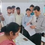 SIR अभियान की जमीनी हकीकत पर आयुक्त दीपक रावत की नजर, हल्द्वानी के बूथों का किया निरीक्षण