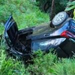 भवाली में कैंची धाम जा रही कार खाई में गिरी, बाल-बाल बचे श्रद्धालु