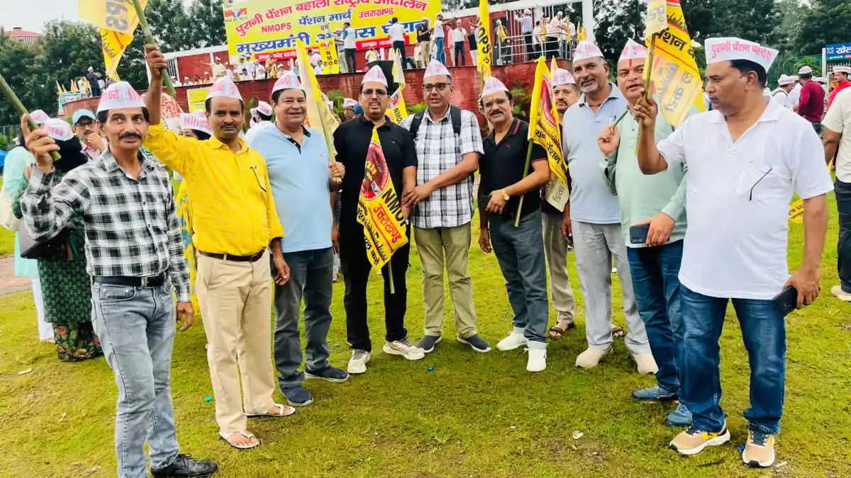 पुरानी पेंशन बहाली और TET की अनिवार्यता के विरोध में देहरादून में गरजे शिक्षक