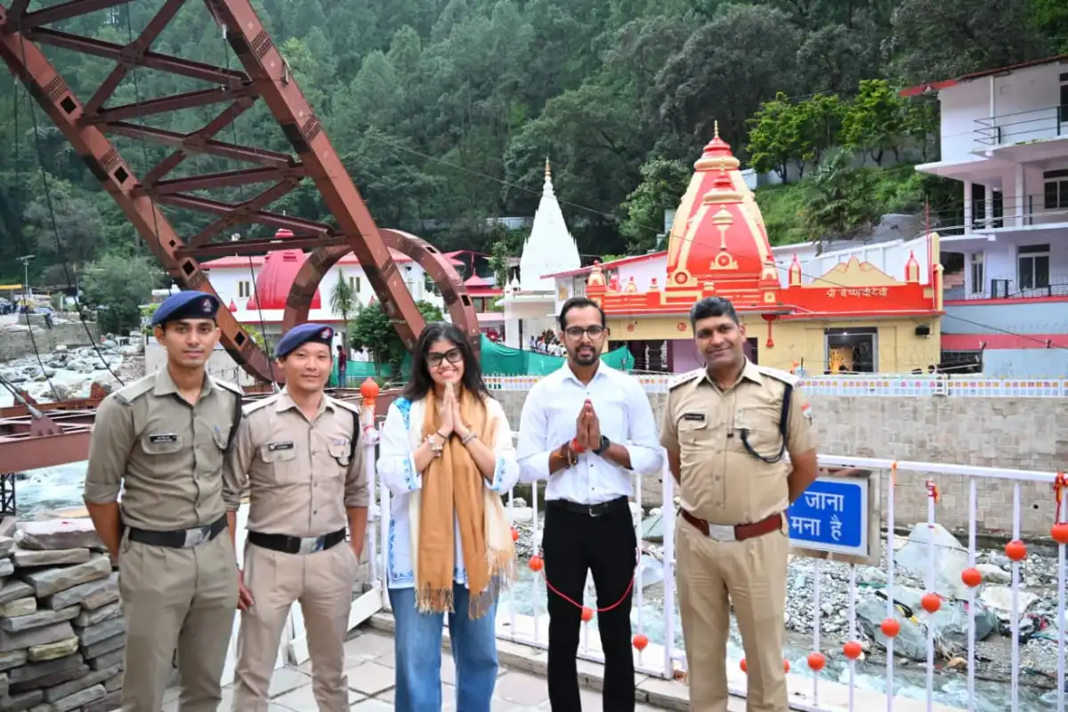 ‘हनुमान अंश’ की प्रोड्यूसर अनूप्रिया नागर ने किए कैंची धाम में बाबा नीम करौली महाराज के दर्शन, SSP मंजूनाथ टीसी ने किया सम्मानित