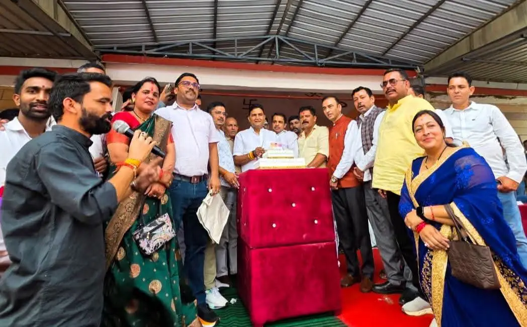 मुख्यमंत्री धामी के जन्मदिन पर भीमताल में मंत्री राम सिंह कैड़ा ने लगाया रक्तदान शिविर, दर्जनो लोगो ने किया रक्तदान
