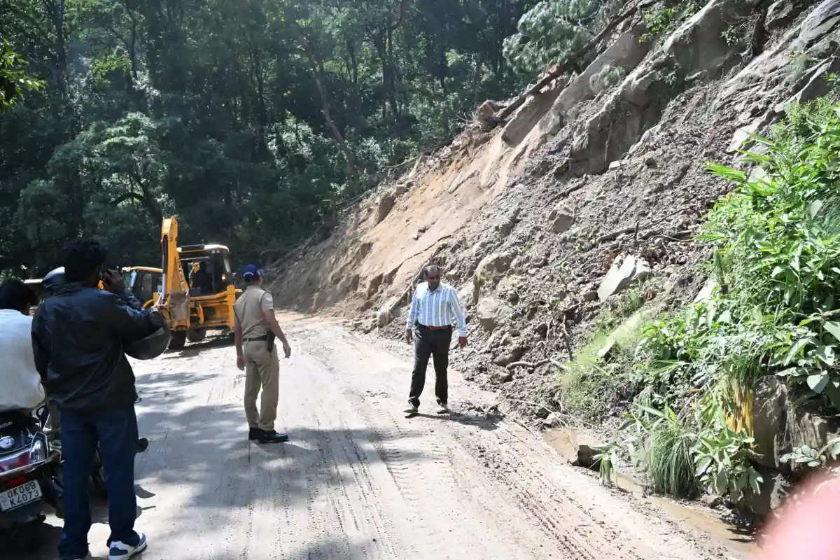 हल्द्वानी–नैनीताल मार्ग पर यातायात बाधित होने की सूचना पर SSP नैनीताल ने स्वयं मौके पर पहुंचकर संभाली व्यवस्था, तत्काल यातायात किया सुचारू