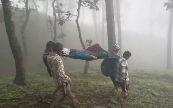 भीमताल में विकास के दावों की खुली पोल! 8 किमी तक डोली में बीमार महिला को ढोने को मजबूर ग्रामीण,सड़क नहीं बनी तो 2027 चुनाव बहिष्कार की चेतावनी