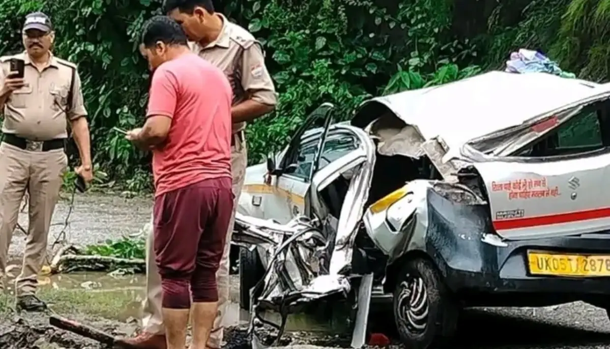 कुमाऊं में दर्दनाक हादसा: सड़क किनारे खड़ी कार पर पहाड़ी से गिरा भारी बोल्डर, युवक की मौत; चार लोग गंभीर घायल