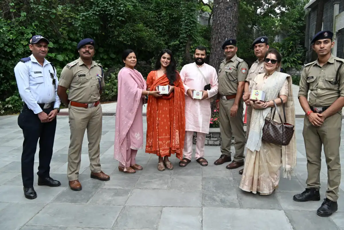 आस्था, सेवा और जनसहयोग का संदेश—कैंची धाम पहुंचे अभिनेता शोभिनव सत्या ने लिया बाबा जी का आशीर्वाद, पुलिस व्यवस्था की प्रशंसा; बाबा के दरबार से जनहित में खास संदेश—यातायात नियमों का पालन करें, व्यवस्था में सहयोग दें