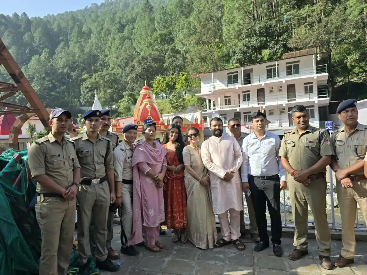 आस्था, सेवा और जनसहयोग का संदेश—कैंची धाम पहुंचे अभिनेता शोभिनव सत्या ने लिया बाबा जी का आशीर्वाद, पुलिस व्यवस्था की प्रशंसा; बाबा के दरबार से जनहित में खास संदेश—यातायात नियमों का पालन करें, व्यवस्था में सहयोग दें