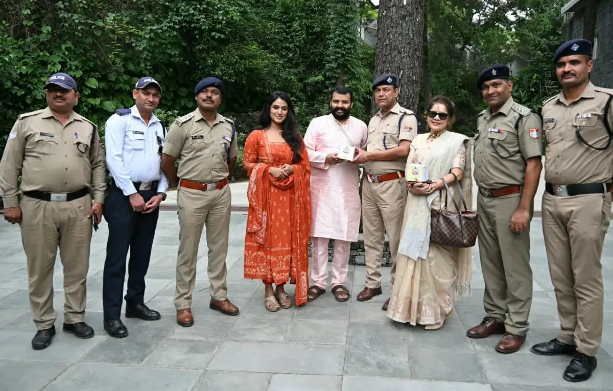 आस्था, सेवा और जनसहयोग का संदेश—कैंची धाम पहुंचे अभिनेता शोभिनव सत्या ने लिया बाबा जी का आशीर्वाद, पुलिस व्यवस्था की प्रशंसा; बाबा के दरबार से जनहित में खास संदेश—यातायात नियमों का पालन करें, व्यवस्था में सहयोग दें