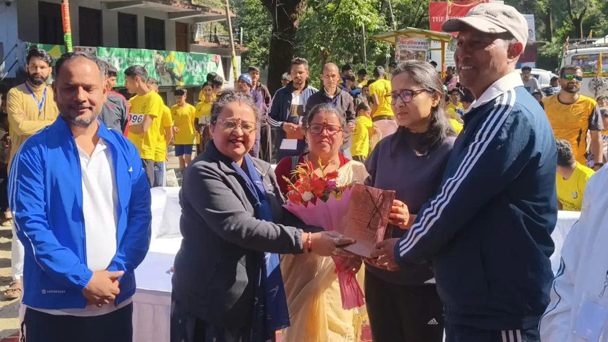 नशामुक्त समाज और फिट इंडिया का संदेश लेकर वल्दियाखान में पहली बार मिनी मैराथन, युवाओं ने लगाई दौड़