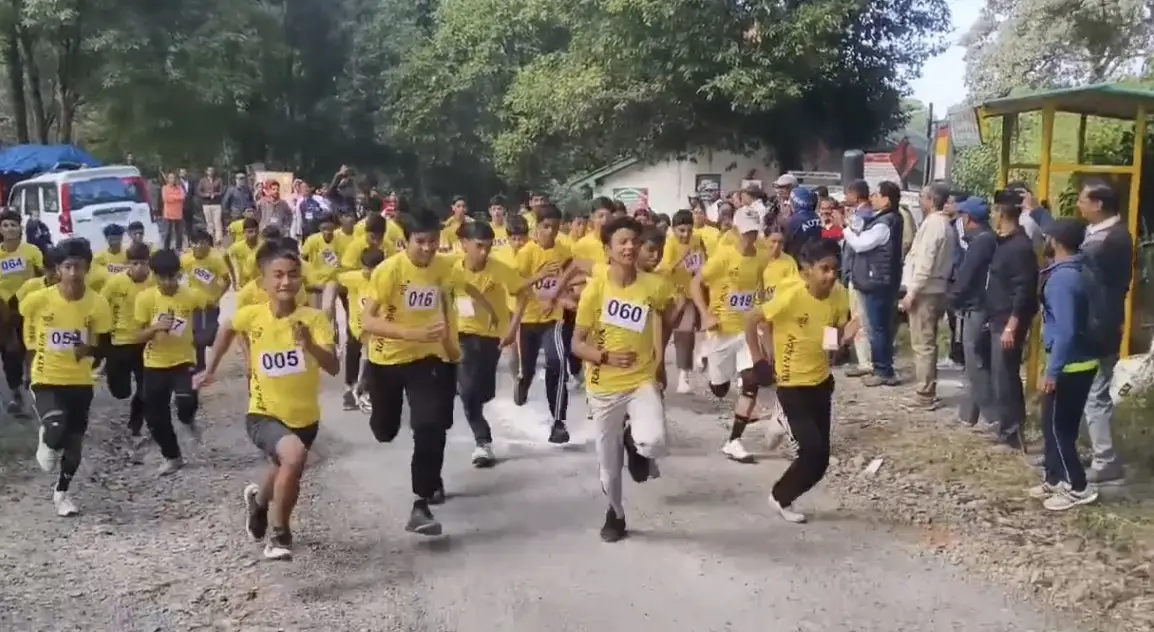 नशामुक्त समाज और फिट इंडिया का संदेश लेकर वल्दियाखान में पहली बार मिनी मैराथन, युवाओं ने लगाई दौड़