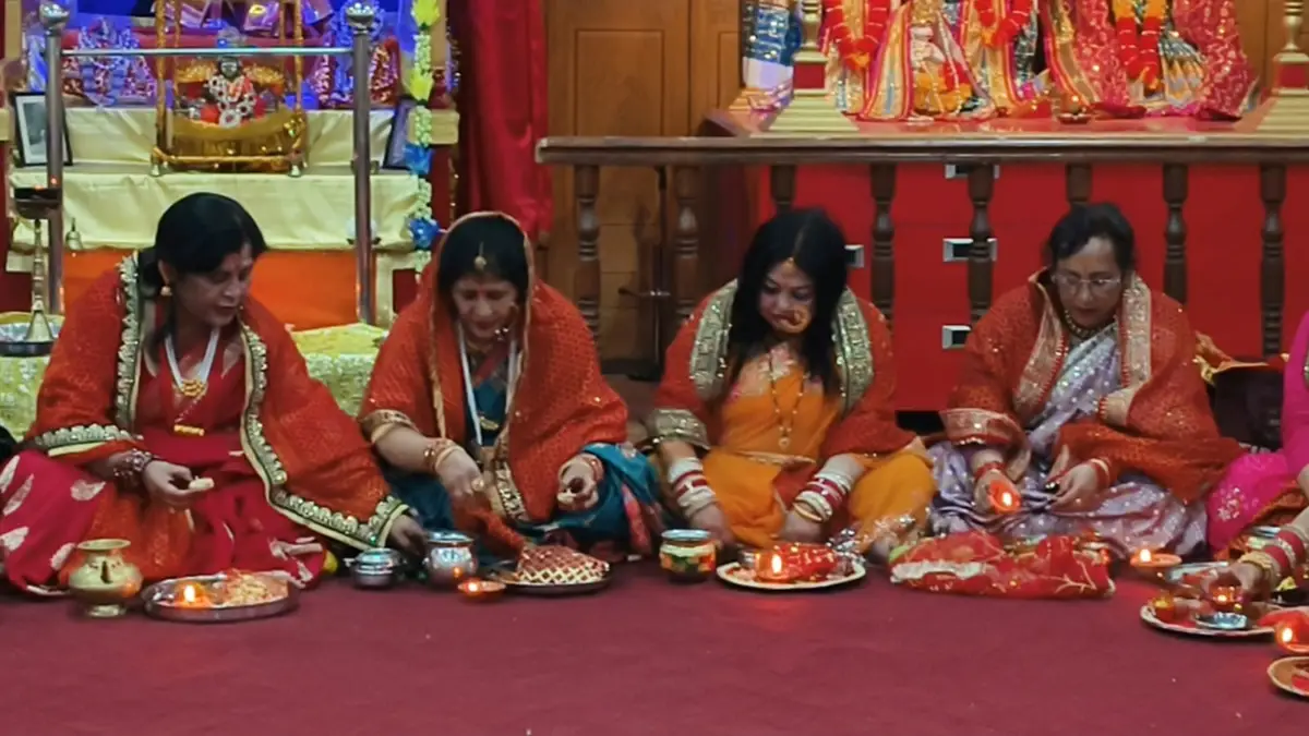 करवाचौथ पर नैनीताल में दिखी रौनक, सामूहिक पूजा-अर्चना कर महिलाओं ने मांगा अखंड सौभाग्य का आशीर्वाद