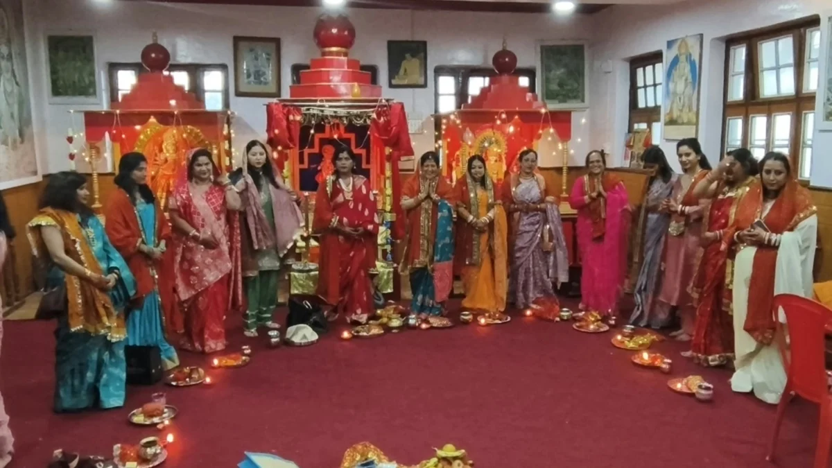 करवाचौथ पर नैनीताल में दिखी रौनक, सामूहिक पूजा-अर्चना कर महिलाओं ने मांगा अखंड सौभाग्य का आशीर्वाद